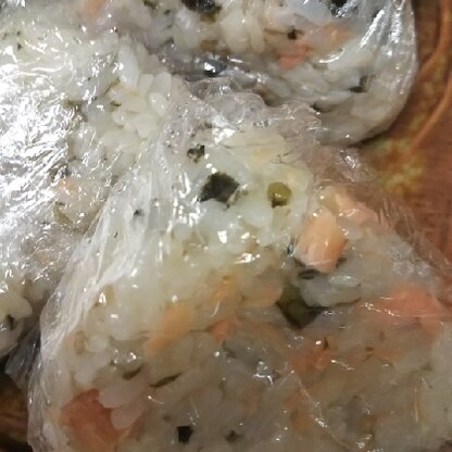 子供の好きなワカメご飯参考にさせて頂きました。大葉の変わりに鮭を入れておにぎりにしました(*^-^)残りは明日のお休みに食べるので助かります！